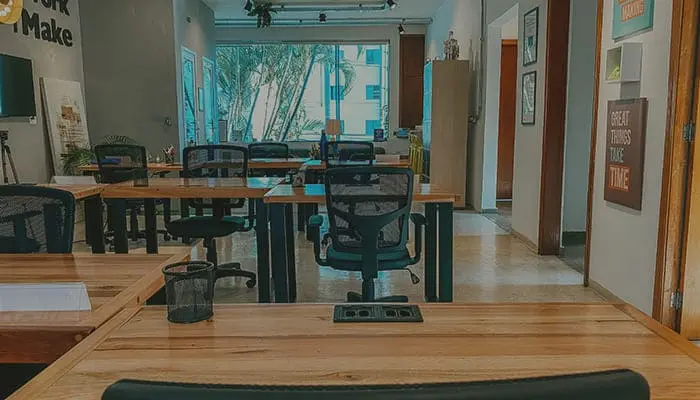 Estação de trabalho em coworking boutique no Campo Belo